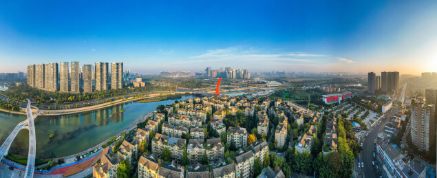 晴天中的成都高新区锦江两岸城市风景