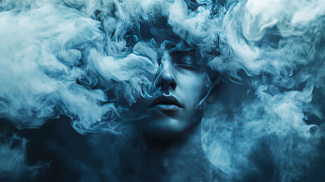 透过湿玻璃看到的年轻女子的特写镜头