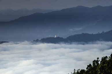 尼泊尔自然景观云海山谷热带自然风光