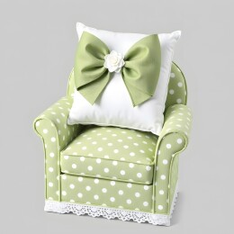 绿白波点椅配蝴蝶结抱枕