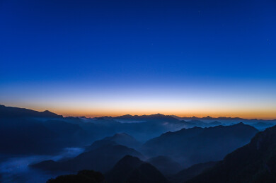 黎明日出前的山脉云海雾气