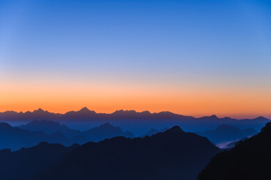 黎明日出前的山脉云海雾气