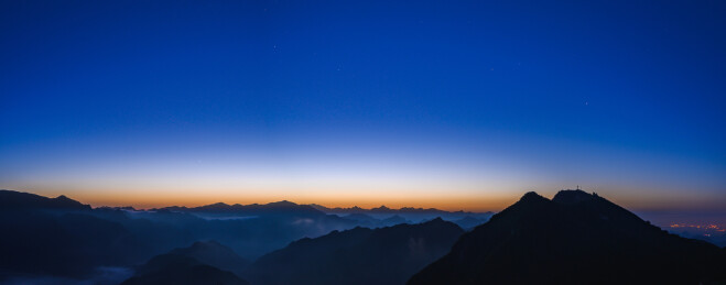 黎明日出前的山脉云海雾气