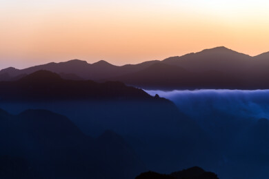 黎明日出前的山脉云海雾气