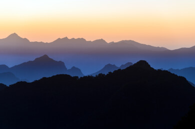 黎明日出前的山脉云海雾气