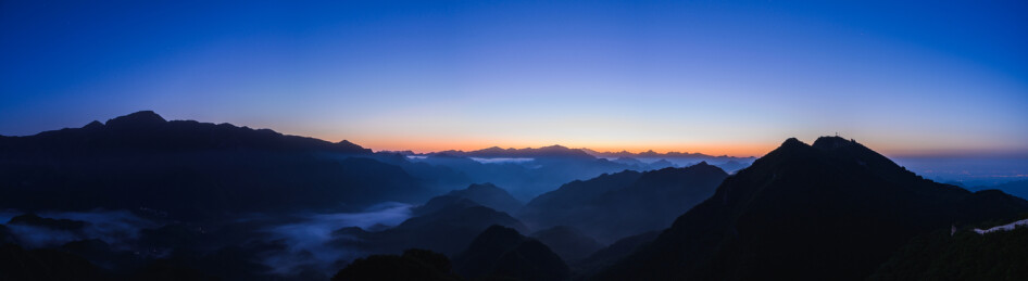 黎明日出前的山脉云海雾气