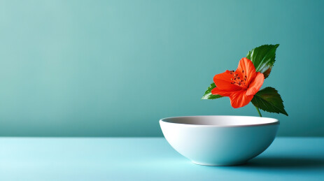 放在桌子上的杯子里的花