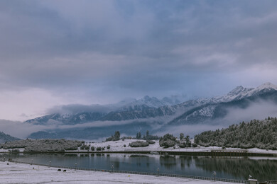 中国西藏林芝鲁朗小镇春季雪景