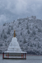 中国西藏林芝鲁朗小镇春季雪景
