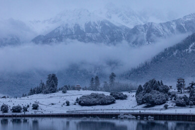 中国西藏林芝鲁朗小镇春季雪景
