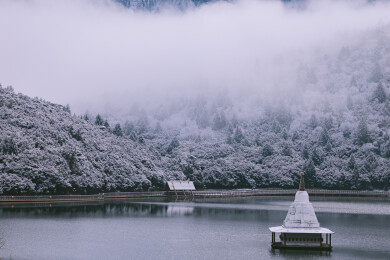 中国西藏林芝鲁朗小镇春季雪景