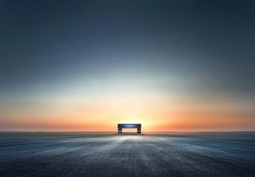 空旷道路上的朝阳