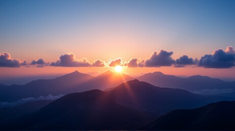 夕阳余晖映山峦