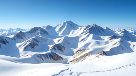 白雪皑皑的雪山