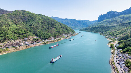 湖北宜昌的长江航运船只