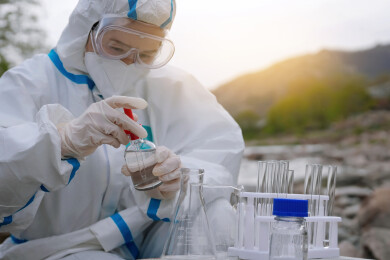 环境研究员在户外防护装备中进行安全取样