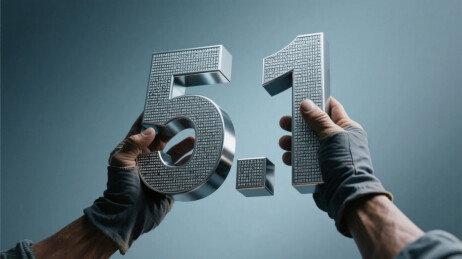 劳动者手里拿着立体的“51”
