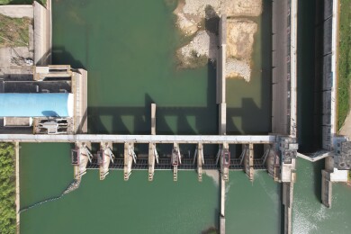 湖北咸宁市航拍赤壁航电全景图