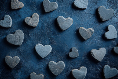 桌上心形装饰的高角度视图