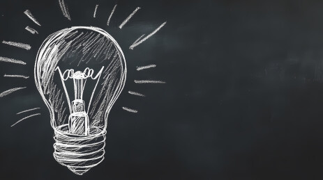 白粉笔画灯泡与黑色背景