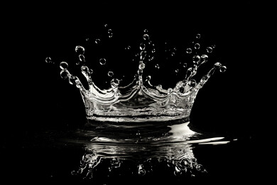 黑色背景下溅起的水花的特写镜头