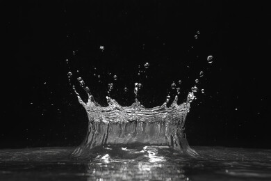 黑色背景下溅起的水花的特写镜头