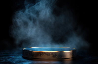 黑色背景下桌子上的容器特写镜头