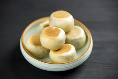 一盘绿豆饼摆放在桌面上特写