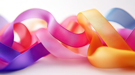 白色背景上的彩色丝带特写镜头