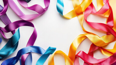 白色背景上的彩色丝带特写镜头