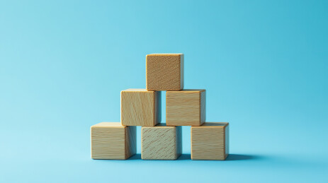 蓝色背景下堆叠书籍的特写镜头