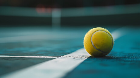 黄色网球与蓝色场地