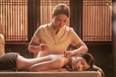 一位亚裔青年女士在做针灸治疗