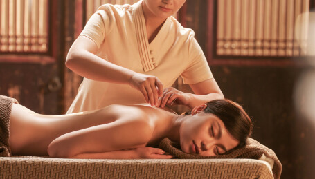 一位亚裔青年女士在做针灸治疗