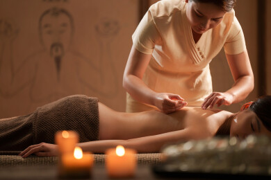 一位亚裔青年女士在做针灸治疗