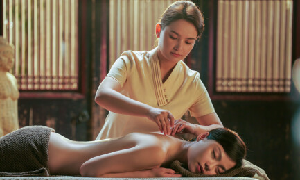 一位亚裔青年女士在做针灸治疗