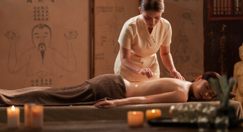 一位亚裔青年女士在做针灸治疗