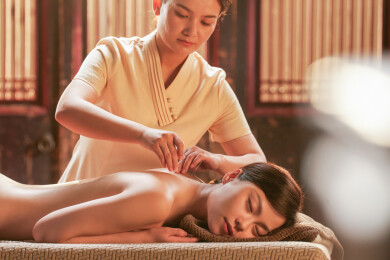 一位亚裔青年女士在做针灸治疗