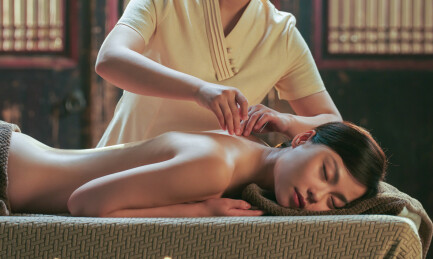 一位亚裔青年女士在做针灸治疗