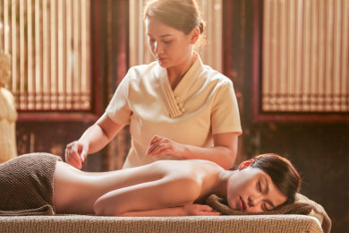 一位亚裔青年女士在做针灸治疗