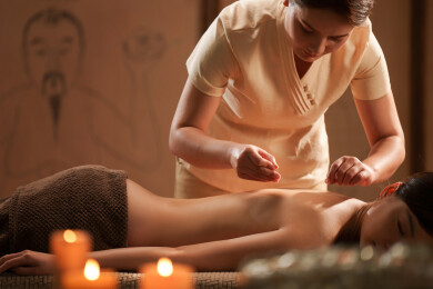 一位亚裔青年女士在做针灸治疗