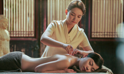 一位亚裔青年女士在做针灸治疗