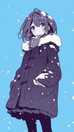 雪中穿着大衣的女孩