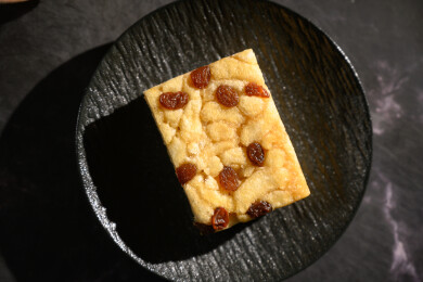 桌面上的盘子里的美味可口的沙琪玛