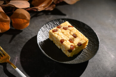 桌面上的盘子里的美味可口的沙琪玛
