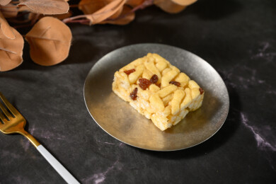 桌面上的盘子里的美味可口的沙琪玛