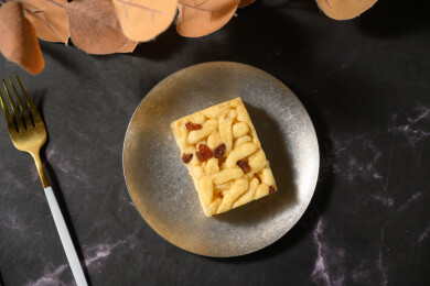桌面上的盘子里的美味可口的沙琪玛