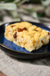 桌面上的盘子里的美味可口的沙琪玛