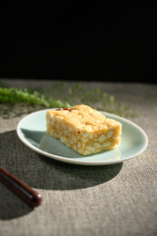 桌面上的盘子里的美味可口的沙琪玛