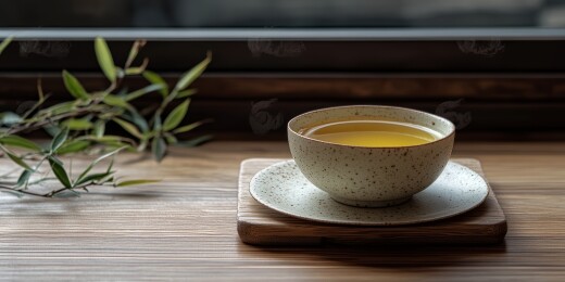 窗边木桌置茶盏配绿植